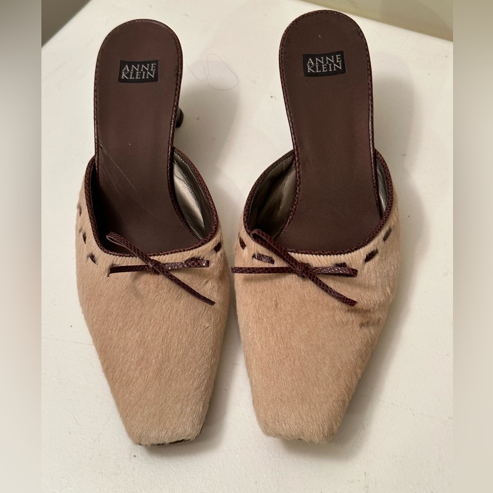 ANNE KLEIN vintage tan calfskin with brown leather trimming with brown bow